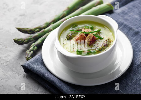 Spargel Suppe in Weiß Schüssel Nahaufnahme. Essen Fotografie Stockfoto