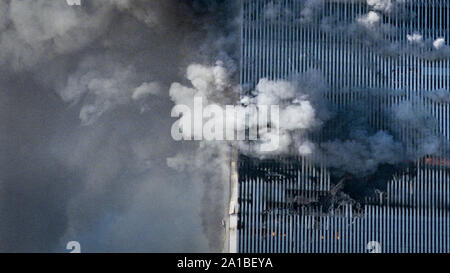 Zwei kommerzielle jetplanes stürzte in die Twin Towers des World Trade Center in koordinierter Terroranschlag von Osama Bin Laden orchestriert. Die Leute winken aus dem Fenster über die Auswirkungen Loch in den Südturm des World Trade Center in Manhattan. Stockfoto