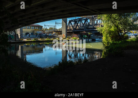 Blick auf den Fluss Pescara und der Eisenbahnbrücke Stockfoto