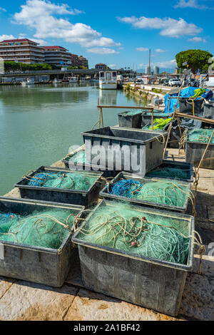 Boxen mit Fischernetze im Hafen Kanal von Pescara Stockfoto