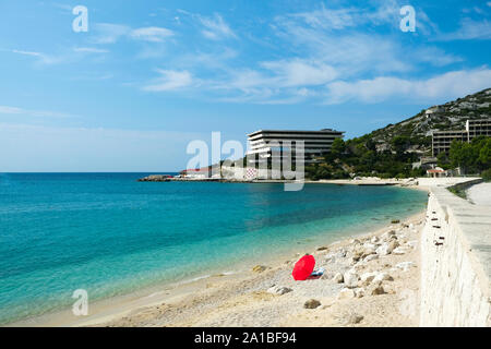 Kupari Beach Resort, Kroatien. Die Bucht der verlassenen Hotels. Das Hotel Pelegrin wurde nach dem Bürgerkrieg von der JNA geplündert, zerstört und verlassen Stockfoto