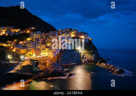 Manarola Dorf in der Nacht, Cinque Terre, Ligurien, Italien Stockfoto