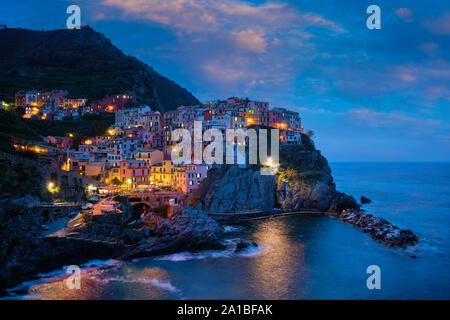 Manarola Dorf in der Nacht, Cinque Terre, Ligurien, Italien Stockfoto