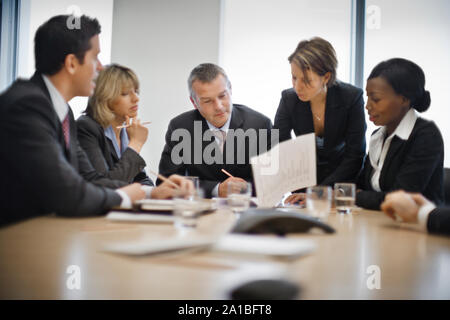 Business Meeting in einem Sitzungssaal um einen Tisch. Stockfoto