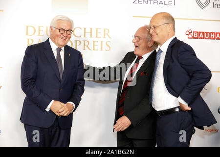 Deutschland. 25 Sep, 2019. Bundespräsident Dr. Frank-Walter Steinmeier (L-R), Lutz Kuckuck, Radiozentrale, und Peter Tschentscher, Erster Bürgermeister der Freien und Hansestadt Hamburg, nehmen an der Preisverleihung der 10. Deutschen Radio Preis. Quelle: Georg Wendt/dpa/Alamy leben Nachrichten Stockfoto