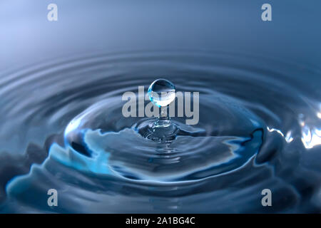 Wasser spritzen oder Tropfen. Spritzwasser close-up. Blue Water Drop. Wasser fallen Stockfoto