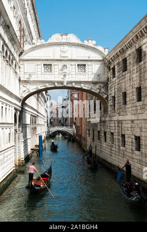 Seufzerbrücke von Ponte della Paglia in Venedig, Venetien, Italien gesehen Stockfoto