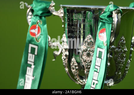 Milton Keynes, Buckinghamshire, Großbritannien. 25 Sep, 2019. Englische Fußball-Liga Cup, Carabao Becher; Milton Keynes Dons gegen Liverpool; Die Liga Cup wird angezeigt Pitch Seite Credit: Aktion Plus Sport Bilder/Alamy leben Nachrichten Stockfoto