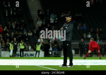 Milton Keynes, Buckinghamshire, Großbritannien. 25 Sep, 2019. Englische Fußball-Liga Cup, Carabao Becher; Milton Keynes Dons gegen Liverpool, Liverpool Manager Jürgen Klopp Uhren die Spieler warm up Credit: Aktion Plus Sport Bilder/Alamy leben Nachrichten Stockfoto