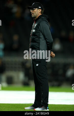 Milton Keynes, Buckinghamshire, Großbritannien. 25 Sep, 2019. Englische Fußball-Liga Cup, Carabao Becher; Milton Keynes Dons gegen Liverpool, Liverpool Manager Jürgen Klopp Uhren die Spieler warm up Credit: Aktion Plus Sport Bilder/Alamy leben Nachrichten Stockfoto