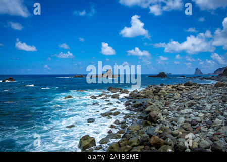 Sehr spektakuläre und wunderschöne Landschaften an der Küstenstraße TF-134 nach Almaciga und Benijo auf Teneriffa, Kanarische Inseln, Spanien Stockfoto