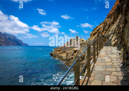 Sehr spektakuläre und wunderschöne Landschaften an der Küstenstraße TF-134 nach Almaciga und Benijo auf Teneriffa, Kanarische Inseln, Spanien Stockfoto