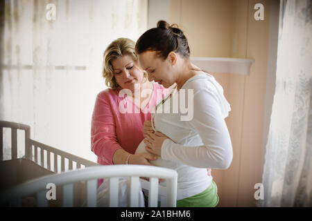 Eine Krankenschwester prüft eine schwangere Frau. Stockfoto