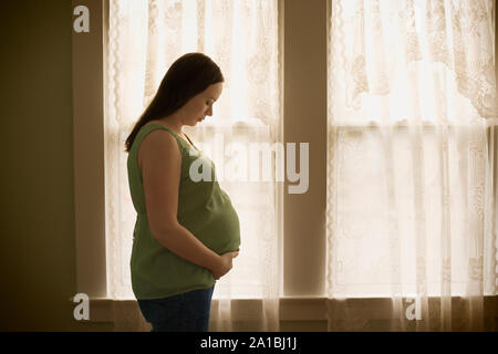 Profil von einer schwangeren Frau. Stockfoto