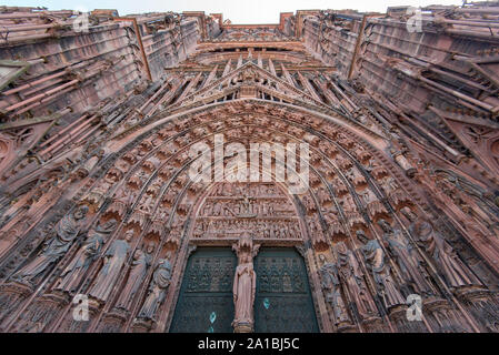 Close-up Details Portal der Kathedrale von Straßburg oder Kathedrale Unserer Lieben Frau von Straßburg oder Cathedrale Notre-Dame de Strasbourg in Frankreich Stockfoto