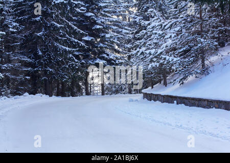 Straße bedeckt mit Schnee Stockfoto