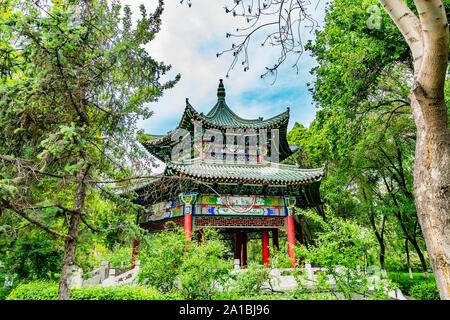 Urumqi Renmin Gongyuan People's Park Chinesischer Pavillon von Bäumen auf einem sonnigen blauen Himmel Tag umgeben Stockfoto