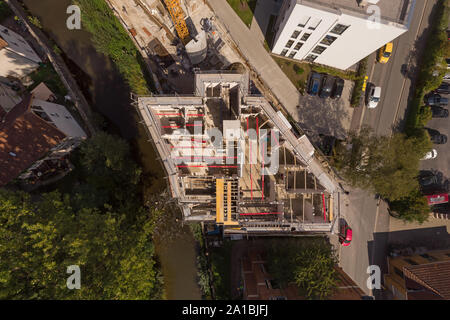 50 m Luftaufnahme der auf der Baustelle eines Mehrfamilienhauses in Schalenbauweise Zustand. Stockfoto