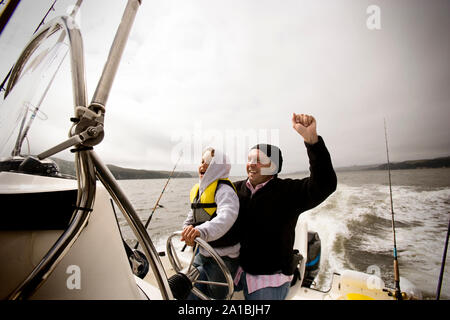 Anzeigen eines kleinen Jungen auf einem Boot mit seinem Vater. Stockfoto