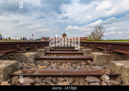 Polen - AUGUST 2019: Main Gate Konzentrationslager Nazi, Auschwitz-Birkenau, Stockfoto