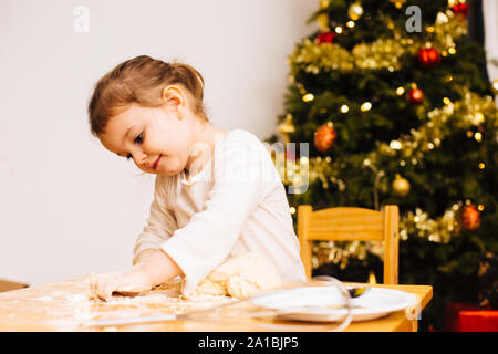 Gerne kleinkind Mädchen, Weihnachtsplätzchen Stockfoto