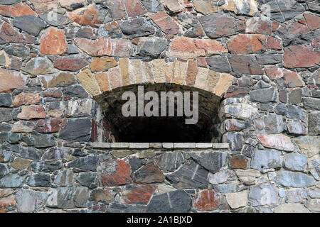 Öffnung in der Wand im Meer Festung Suomenlinna, in der Nähe von Helsinki, Finnland. Stockfoto