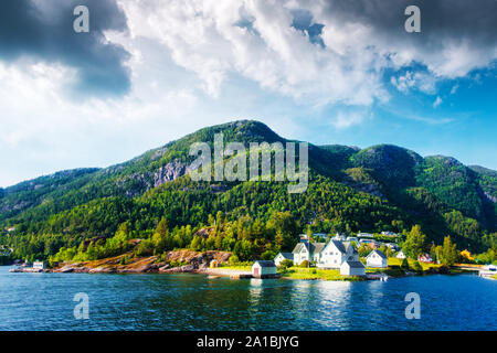 Typisch norwegische Landschaft mit kleinen Dorf an der Küste Fjord Stockfoto