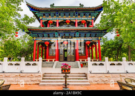 Urumqi Renmin Gongyuan People's Park atemberaubenden See Pavillon mit Laternen auf einem sonnigen blauen Himmel Tag Stockfoto