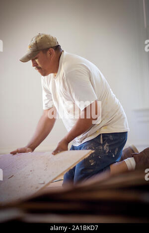 Männliche Builder im Zimmer eines Hauses arbeiten. Stockfoto