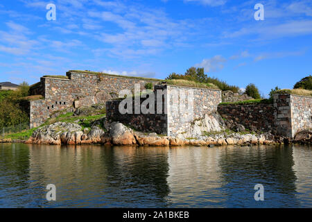 Befestigungen von der Küstenlinie von Iso Mustasaari Insel, Meer Festung Suomenlinna, Helsinki Finnland. Suomenlinna ist ein UNESCO-Weltkulturerbe. Stockfoto