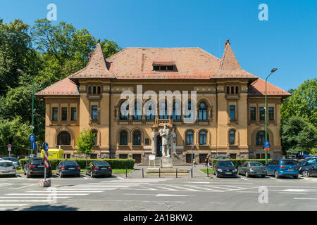 Vorderansicht eines George Bariţiu Stadtbibliothek in Kronstadt, Siebenbürgen, Rumänien Stockfoto