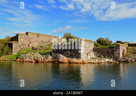 Befestigungen von der Küstenlinie von Iso Mustasaari Insel, Meer Festung Suomenlinna, Helsinki Finnland. Suomenlinna ist ein UNESCO-Weltkulturerbe. Stockfoto