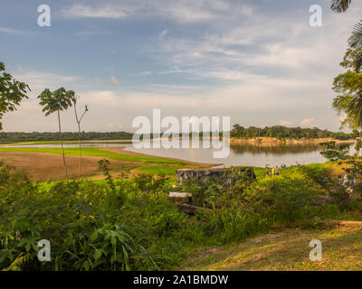 Javari Fluss, den Nebenfluss des Amazonas bei Niedrigwasser Saison Amazonia. Selva an der Grenze von Brasilien und Peru. Südamerika. Stockfoto