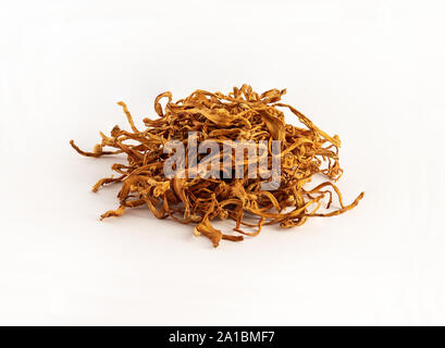 Gruppe von getrockneten cordyceps militaris auf weißem Hintergrund Stockfoto