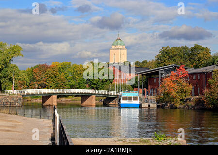 Brücke zwischen Iso Mustasaari und Susisaari im Meer Festung Suomenlinna, Helsinki, Finnland, mit Kirche Auf dem Hintergrund und Museum auf der rechten Seite. Stockfoto