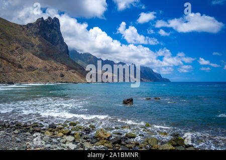 Sehr spektakuläre und wunderschöne Landschaften an der Küstenstraße TF-134 nach Almaciga und Benijo auf Teneriffa, Kanarische Inseln, Spanien Stockfoto