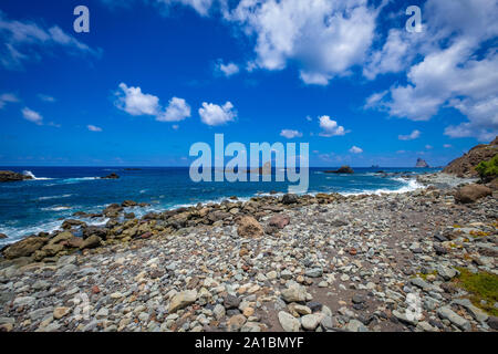 Sehr spektakuläre und wunderschöne Landschaften an der Küstenstraße TF-134 nach Almaciga und Benijo auf Teneriffa, Kanarische Inseln, Spanien Stockfoto