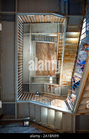 Ansicht von unten in das Innere des Guinigi Turm im historischen Zentrum von Lucca mit Touristen kommen hinunter die steile Treppe, Toskana, Italien Stockfoto