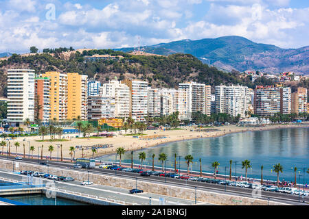 Malaga, Spanien Resort am Strand Malagueta Skyline. Stockfoto