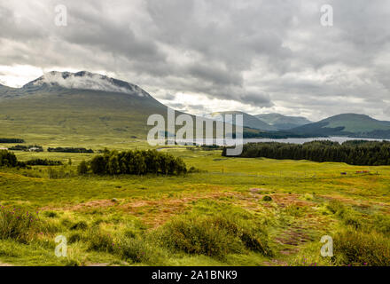 Bewölkte Landschaft im schottischen Hochland. Foto wurde im August 2019 auf halbem Weg von Glasgow nach Fort William aufgenommen. Stockfoto