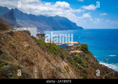 Sehr spektakuläre und wunderschöne Landschaften an der Küstenstraße TF-134 nach Almaciga und Benijo auf Teneriffa, Kanarische Inseln, Spanien Stockfoto