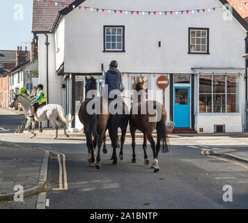 Eine Straßenszene in der kleinen, ruhigen Stadt Presteigne, Powys, Großbritannien, an der Grenze zwischen England und Wales. Es war die alte Hauptstadt der Grafschaft Radnorshire Stockfoto