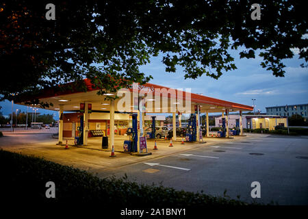 Sainsburys Dento bemannten Tankstelle Pumpen bei Nacht Stockfoto