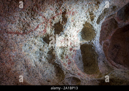 Prähistorische schematische Gemälde im Inneren granitblock am Naturdenkmal Los Barruecos, Extremadura, Spanien. Zweig - geformt und gepunktete Gemälde Stockfoto