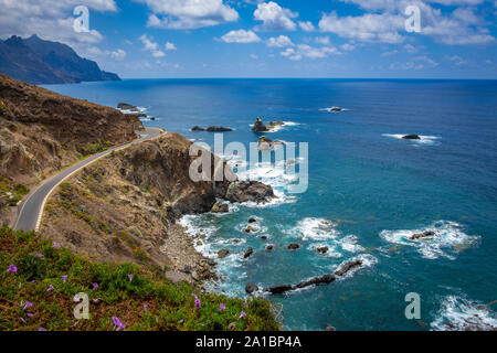 Sehr spektakuläre und wunderschöne Landschaften an der Küstenstraße TF-134 nach Almaciga und Benijo auf Teneriffa, Kanarische Inseln, Spanien Stockfoto