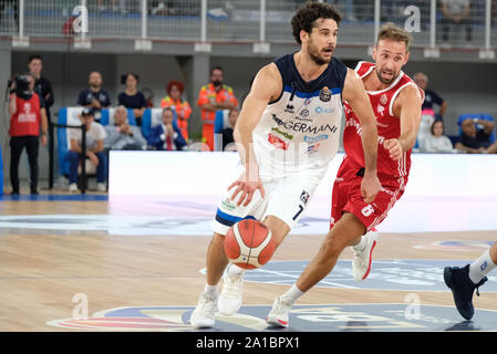 Brescia, Italien, 25. September 2019, LUCA VITALI (7) GERMANEN WARENKORB BRESCIA - GIUSEPPE POETA (8) GRISSIN BON REGGIO EMILIA während der Germanen Warenkorb Brescia Vs Grissin Bon Reggio Emilia - Italienische Basketball eine Serie Meisterschaft - Credit: LPS/Roberto Tommasini/Alamy leben Nachrichten Stockfoto