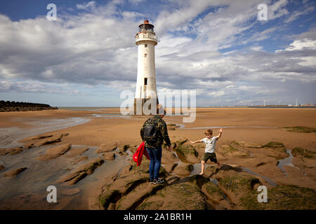 Sie gebunden Neue Brighton Beach Wallasey Wahrzeichen stillgelegten Leuchtturm Mersey Liverpool Bay lokal als Barsch Rock bekannt Stockfoto