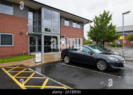 Parken Private Parkplätze Auge Firma Eaton Ave, Buckshaw Village, Chorley Stockfoto