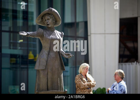 Manchester Statue der Suffragette leader Emmeline Pankhurst (amtlich Stehe auf Frauen Bronze Skulptur auf dem Petersplatz von dem Künstler Hazel Reev Stockfoto