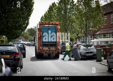 Rat Fremdfirmen Entleerung Haushalt Zuflucht Bins für Tameside Rat in gtr Manchester Stockfoto